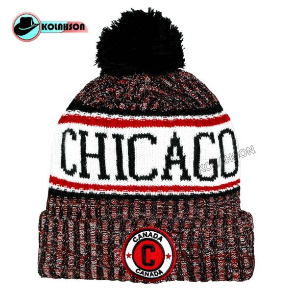 بزرگسال زمستانه اسپرت بافت منگوله دار طرح Chicago با لوگوی طرح C تک رنگ قرمز سفید با منگوله مشکی کد KBZEBMTCHBLTCTRGHSBMM002