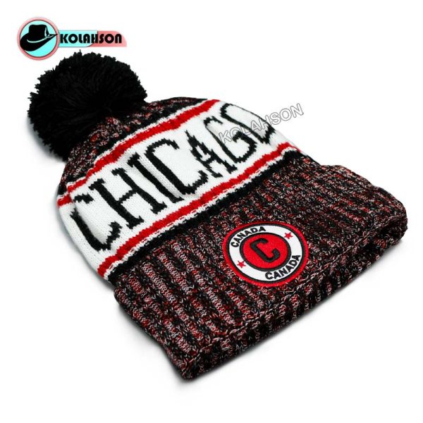 بزرگسال زمستانه اسپرت بافت منگوله دار طرح Chicago با لوگوی طرح C تک رنگ قرمز سفید با منگوله مشکی کد KBZEBMTCHBLTCTRGHSBMM003