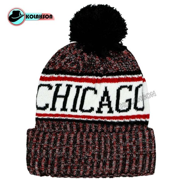 بزرگسال زمستانه اسپرت بافت منگوله دار طرح Chicago با لوگوی طرح C تک رنگ قرمز سفید با منگوله مشکی کد KBZEBMTCHBLTCTRGHSBMM004