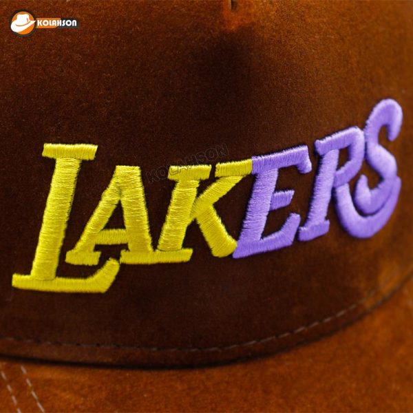 بزرگسال اسپرت بیسبالی پشت توری طرح Lakers مدل مخمل با رنگ های عسلی مشکی و زرشکی کد KBEBPTTLMMBRHAMVZ007
